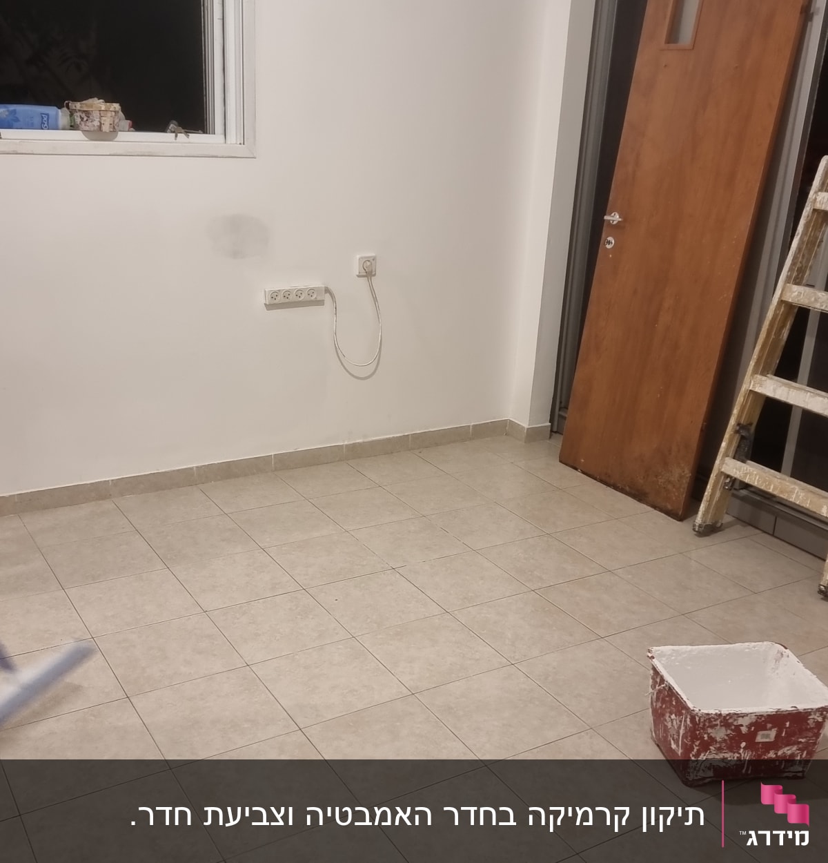 סולם, דלת, קיר צבוע, דלי צבע על הרצפה